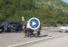 Движението е затрудненоДве леки коли се удариха в понеделник сутрин на