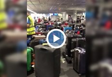 Любителски кадри показаха стотици куфари струпани на летище Франкфурт Причината