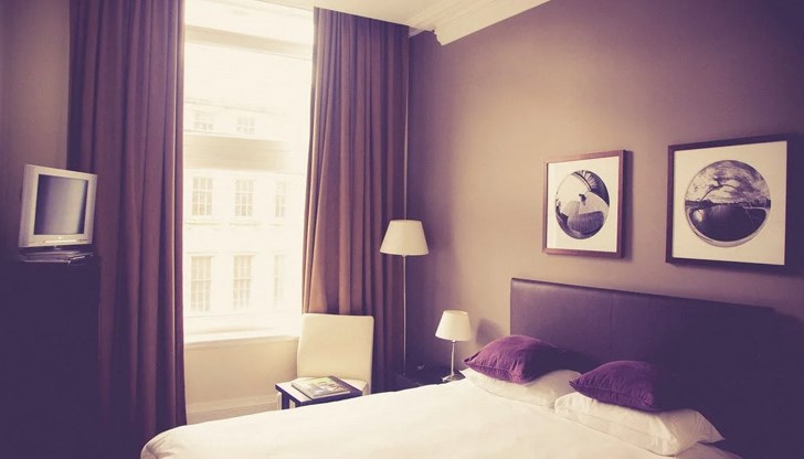 Стотици хиляди напуснаха индустрията, конкуренцията за камериерки и сервитьори е ожесточена, казват браншовици