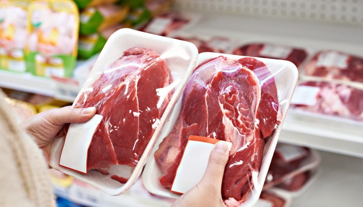 В своето проучване учените изследват продукти от пилешко, говеждо, свинско и сьомга, като ги съхраняват в хладилници и във фризери
