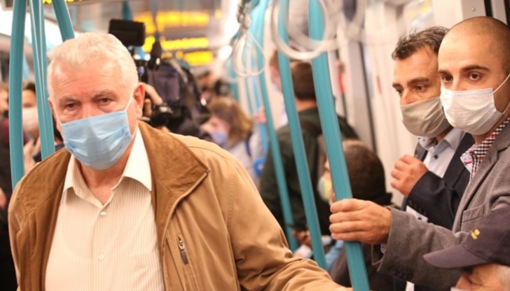 Очакваме в пъти да се повиши заболеваемостта заради BA.5, каза директорът на НЦЗПБ