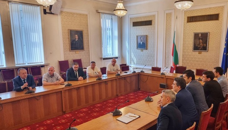 От общо шестимата, отцепили се от ИТН, днес в Народното събрание дойдоха петима – без Кирил Симонов