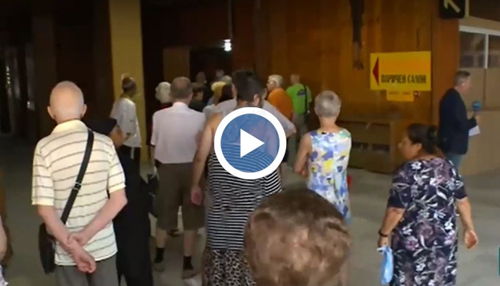 Всички гишета работят на макс, каза директорът на пловдивския клон на "Български пощи"