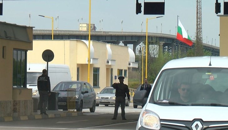 Трафикът е интензивен на вход и изход за леки коли, и на изход за камиони