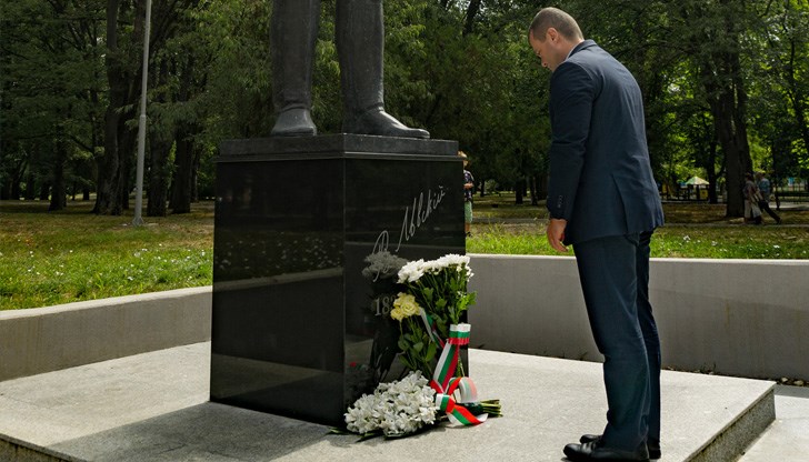 Кметът на Русе поднесе цветя пред паметника на Васил Левски