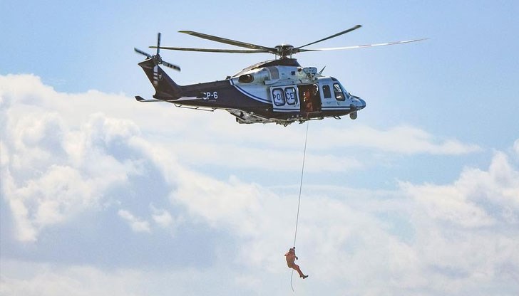 Хеликоптер е превозил седемте членове на екипажа в болница в близкия град Каламата