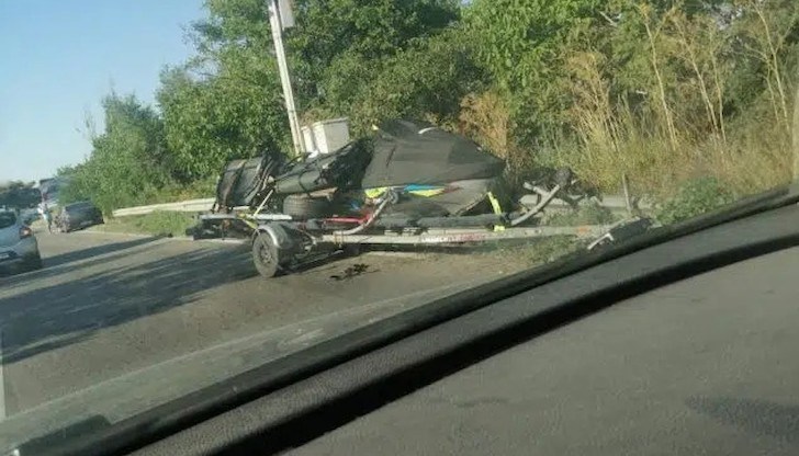 Ремаркето се е врязало странично в румънски автомобил