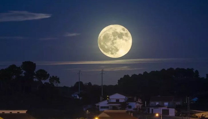 Пълнолунието през юли е известно като "Луна на гръмотевиците" и като "Рогата Луна"