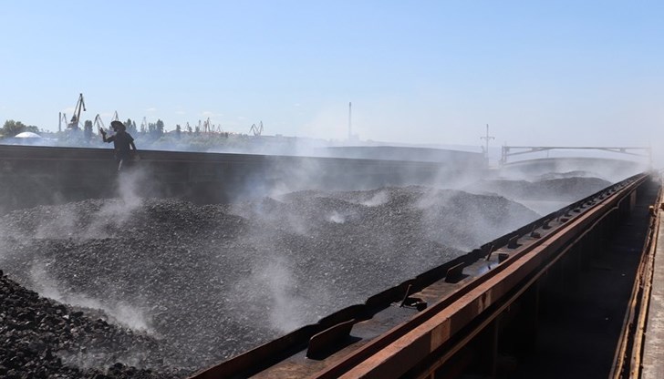 Предвижда се разтоварването на баржата да приключи през утрешния ден Предвижда се разтоварването на баржата да приключи през утрешния ден