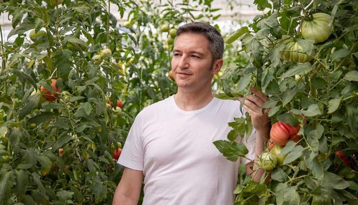 Кристиан Вигенин се похвали със снимки във фейсбук от посещение на ферма за пипер Кристиан Вигенин се похвали със снимки във фейсбук от посещение на ферма за пипер