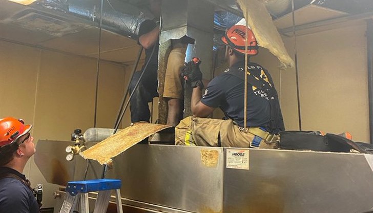 Мъж в американския щат Джорджия се опита да влезе в кафене през покрива и се заклещи в комин Мъж в американския щат Джорджия се опита да влезе в кафене през покрива и се заклещи в комин