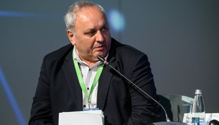 И въобще не става дума да чуем нещо за стратегическа визия, която откровено липсва, а за това как гражданите и бизнесът ще живеят и работят в следващите няколко месеца И въобще не става дума да чуем нещо за стратегическа визия, която откровено липсва, а за това как гражданите и бизнесът ще живеят и работят в следващите няколко месеца