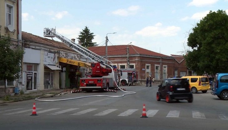 В борбата с огъня се включиха пет пожарни автомобила В борбата с огъня се включиха пет пожарни автомобила
