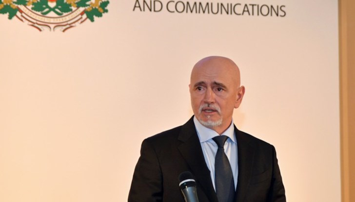 Тя обединява пътническите и товарни превози в едно дружество Тя обединява пътническите и товарни превози в едно дружество