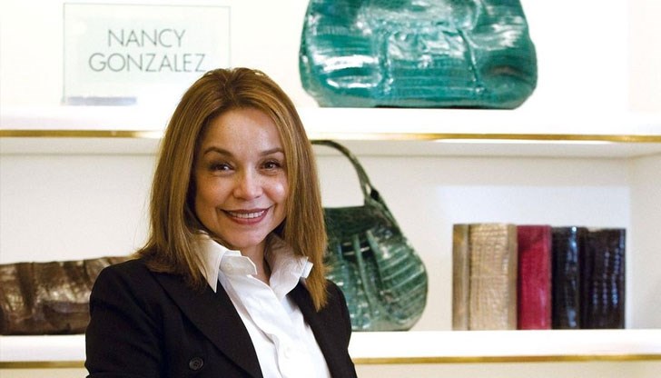 Тя е обвинена в контрабанда на стотици дамски чанти от крокодилска кожа