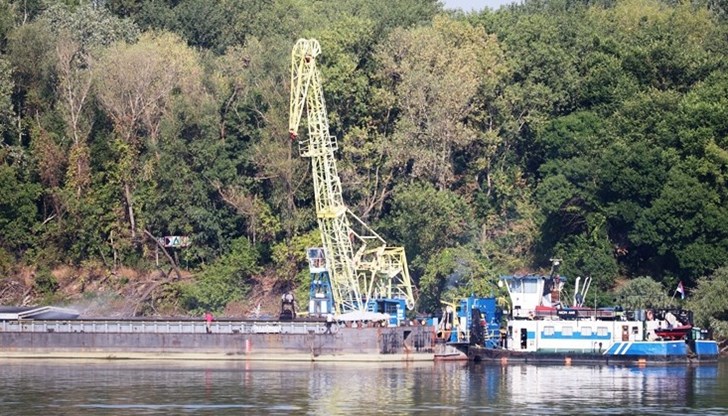 Приключиха и действията по прехвърляне на около ¼ от товара на двете баржи в друг шлеп