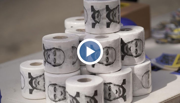 За сметка на това Володимир Зеленски има статут на светец