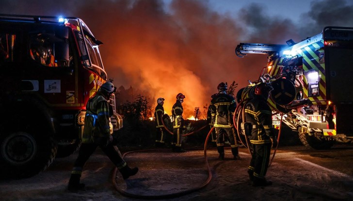 Във Франция повече от 2000 пожарникари и около 10 противопожарни самолета бавно започват да вземат надмощие над огъня