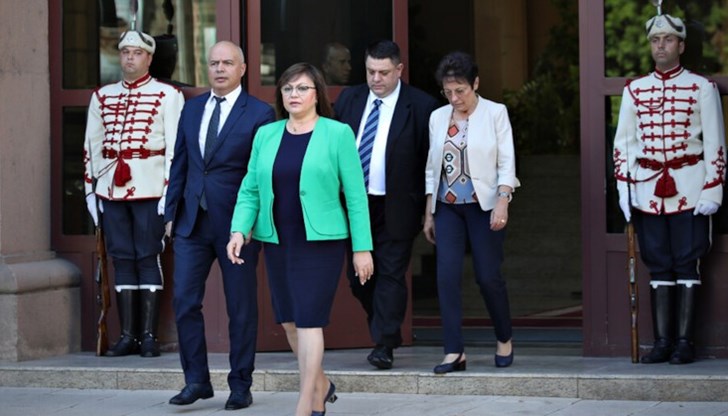 След като държавният глава получи обратно папката, той трябва да разпусне Парламента и да назначи служебно правителство След като държавният глава получи обратно папката, той трябва да разпусне Парламента и да назначи служебно правителство