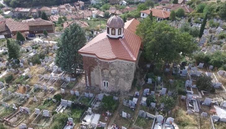 Община Рила избира, възлага и плаща на фирма-изпълнител, която обаче превъзлага голяма част от работата на подизпълнител. Община Рила избира, възлага и плаща на фирма-изпълнител, която обаче превъзлага голяма част от работата на подизпълнител.