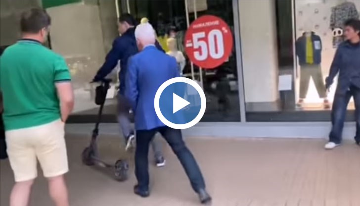 "Шамари искаш, така ли", обръща се лидерът на "Атака" към журналист, след което започва да бута и човек с тротинетка