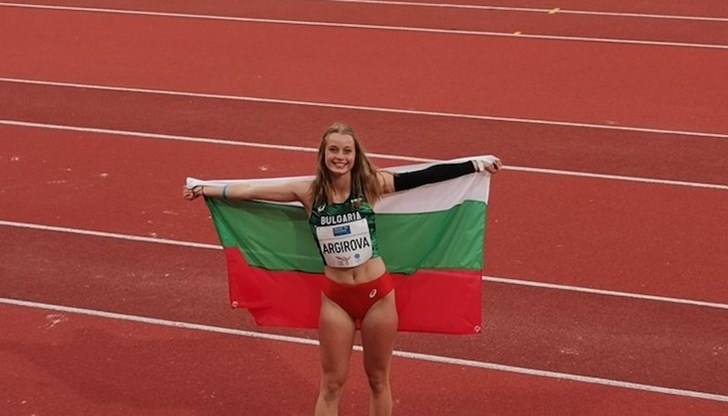 15-годишната българка се качи на почетната стълбичка с личен резултат от 12,44 метра