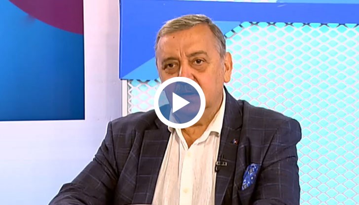 Всички се върнаха от Гърция кашлящи и с висока температура и така внесоха по-заразния вариант на коронавируса, обясни професорът