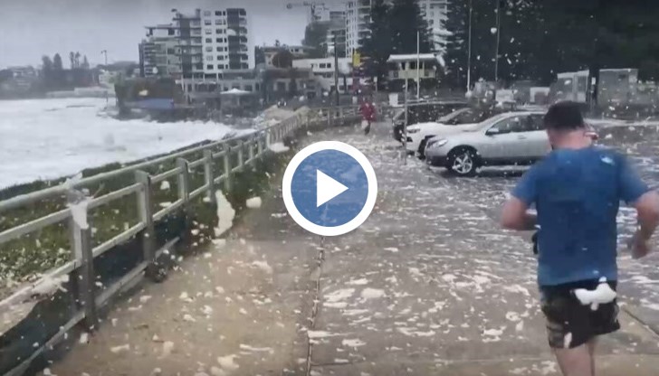 Силните ветрове разнесоха морска пяна по плажа