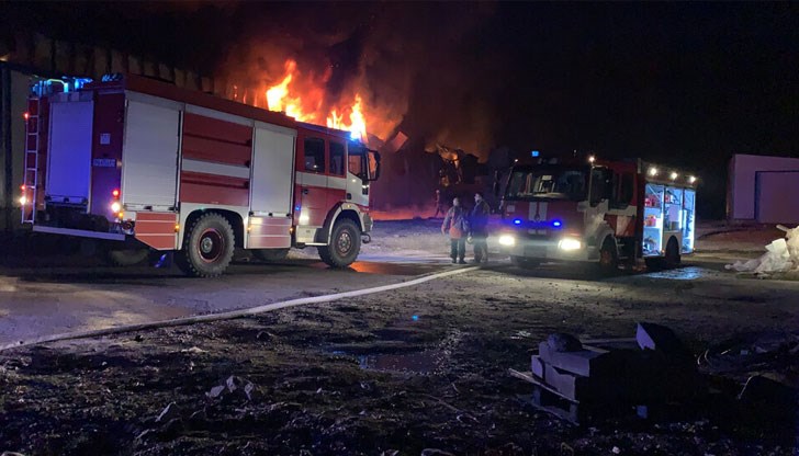 Два екипа на пожарната са гасили пламъците, обхванали цялата къща на загиналия