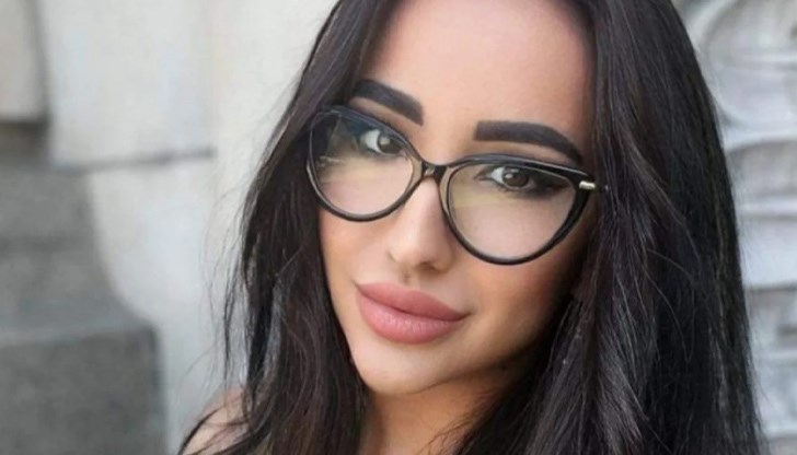 Тя вече е ограничила профила си и всичко в него е видимо само за нея Тя вече е ограничила профила си и всичко в него е видимо само за нея