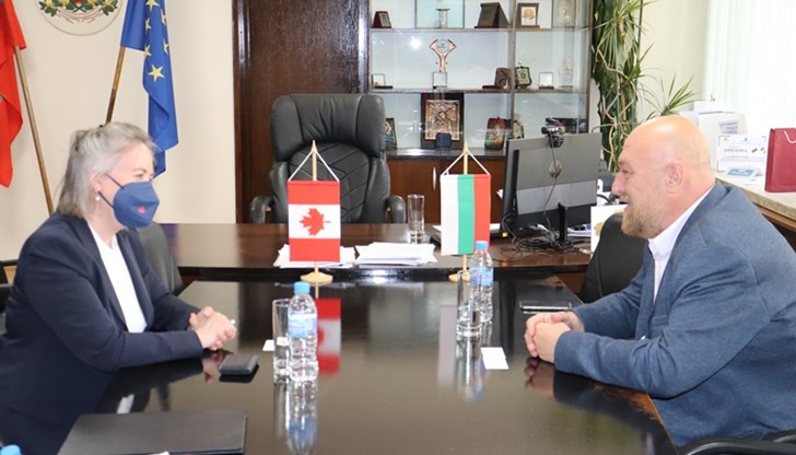 Възможностите за разширяване на икономическо развитие бяха акцент в срещата между Анатоли Станев и посланика на Канада Н. Пр. Аник Гуле Възможностите за разширяване на икономическо развитие бяха акцент в срещата между Анатоли Станев и посланика на Канада Н. Пр. Аник Гуле