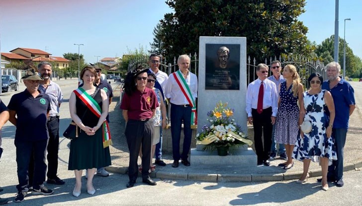 На мястото бе открит и барелеф на поета