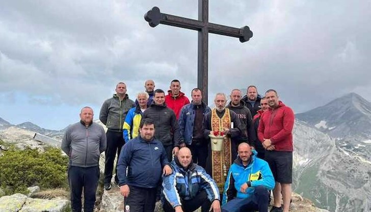 Това е един вид за благословението на всички скиори и практикуващи зимните спортове, така и благословение за града ни и за всички гости, които идват, сподели отец Касапинов Това е един вид за благословението на всички скиори и практикуващи зимните спортове, така и благословение за града ни и за всички гости, които идват, сподели отец Касапинов