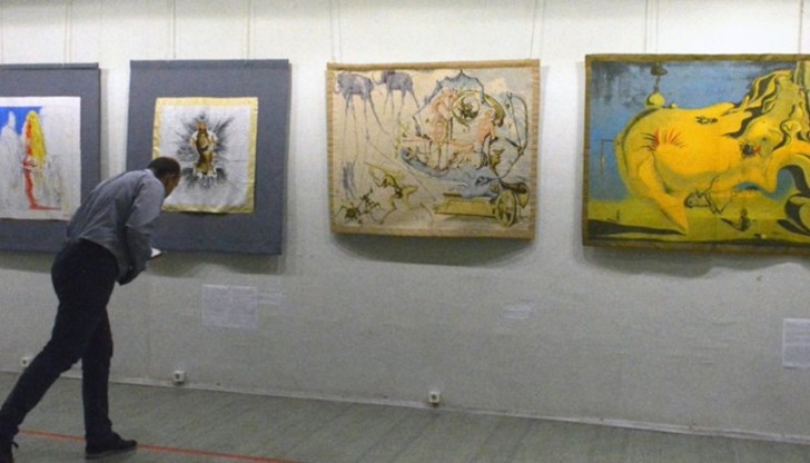 Експозицията включва литографии, произведения в сребро, гоблени, сериграфия върху коприна, дизайнерски произведения