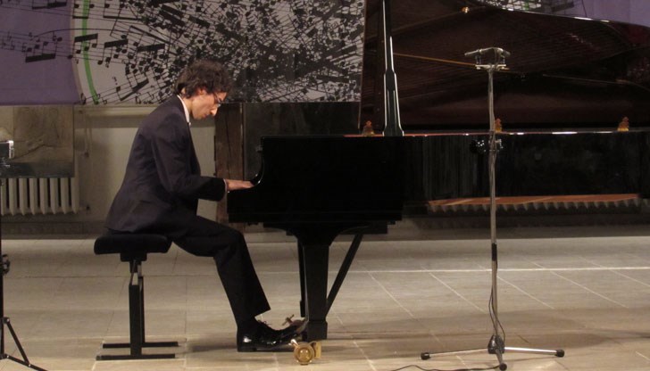 Русенският пианист ще работи заедно с още 120 млади музиканти от цял свят