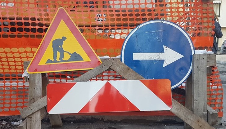 Каква такса е заплатила на Община Русе фирма „СТРОИТЕЛ 94“ ООД за затварянето на уличното платно и тротоара?