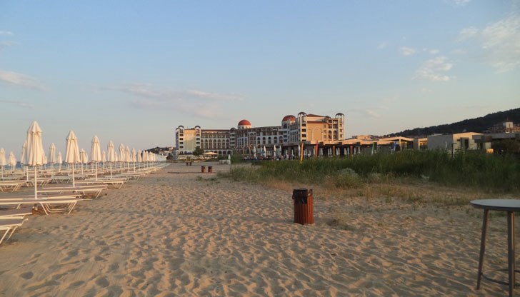 Градските плажове на Бургас и Варна са с най-евтина сянка