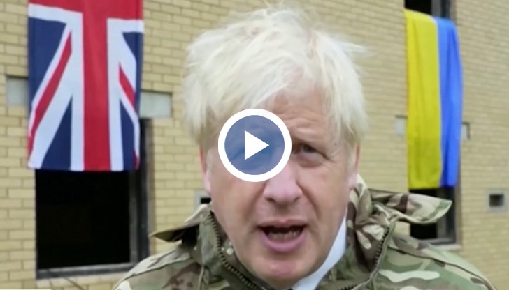 Облечен в маскировъчна униформа, премиерът на Великобритания дори хвърли учебна граната