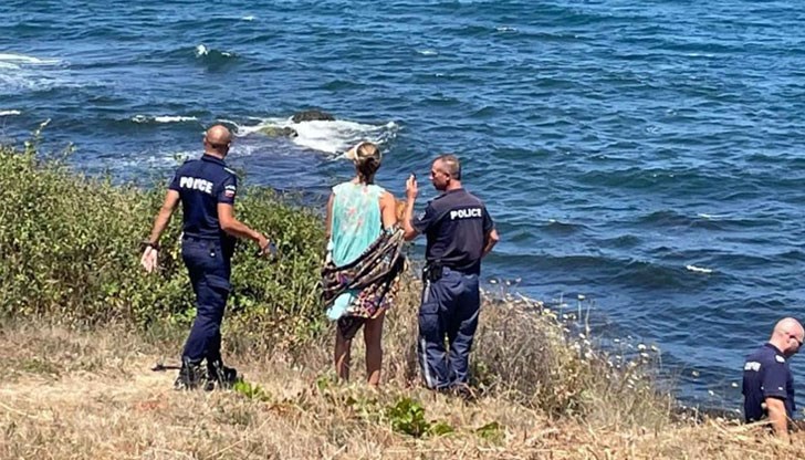 Веднага на място са изпратени екипи на полицията, които евакуирали около 20 летовници