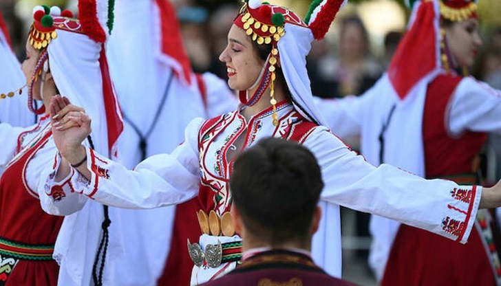 Инициатори са фолклорен танцов състав "Зора" и Общинският младежки дом
