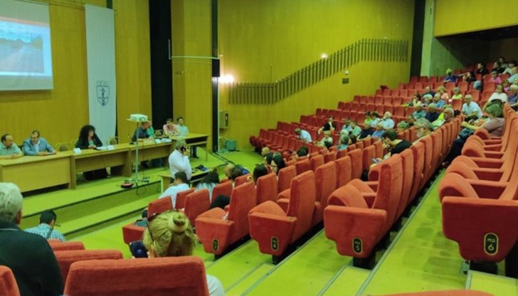 Гражданите не даваха възможност на изпълнителите по проекта да вземат думата и да отговорят на десетките въпроси Гражданите не даваха възможност на изпълнителите по проекта да вземат думата и да отговорят на десетките въпроси