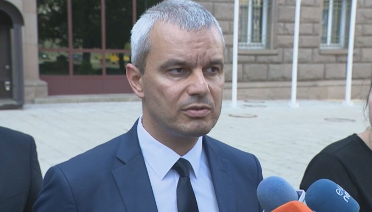 „Тази срамна агония на българския парламент и правителство трябва да бъде прекратена“, добави той.
