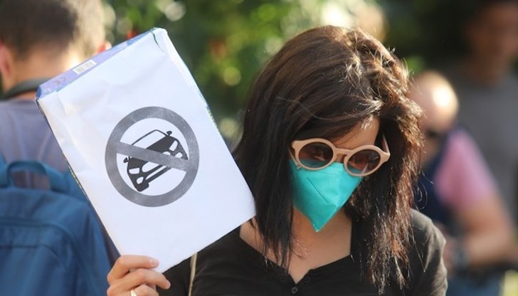 Те положиха цветя и застанаха на колене, за да почетат паметта на жертвите