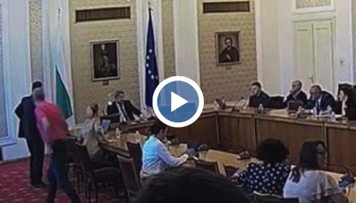 Микрофоните не били изключени и записът продължил на партийната сбирка