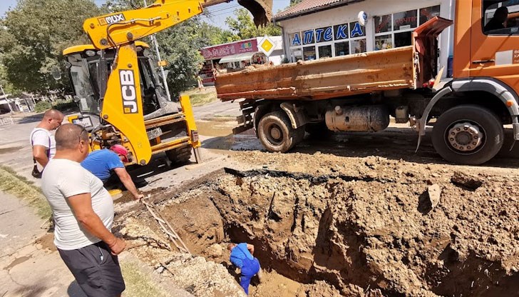 Екипите на ВиК правят всичко възможно, за да отстранят проблема в кратък срок Екипите на ВиК правят всичко възможно, за да отстранят проблема в кратък срок