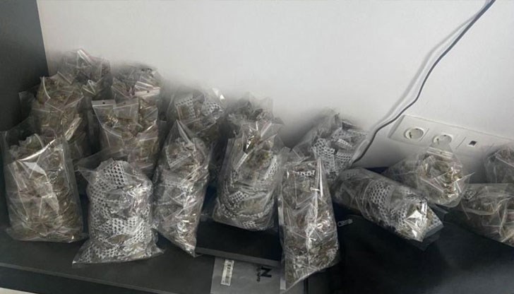 Открити са над 5 килограма наркотици в дома им