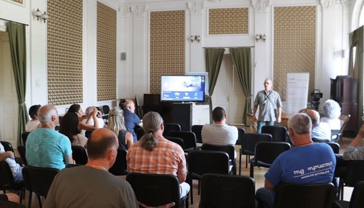 Документалната лента също така е и в памет на вече покойните реставратори Боряна и Благой Дживджанови