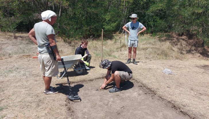 Шестимата младежи извършват теренни проучвания на некропола при римския форт Тримамиум до с. Мечка