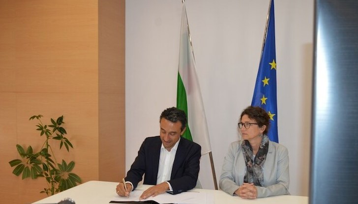 Министърът на иновациите в оставка Даниел Лорер подписа Меморандум за разбирателство между правителството и "Амазон"