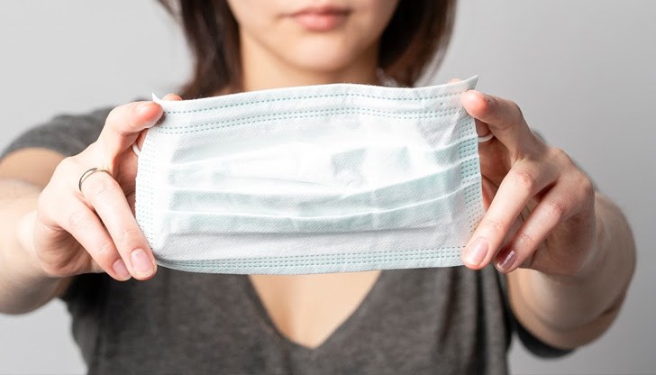 Маските стават задължителни в обществения транспорт, болниците, аптеките и обектите за социални услуги